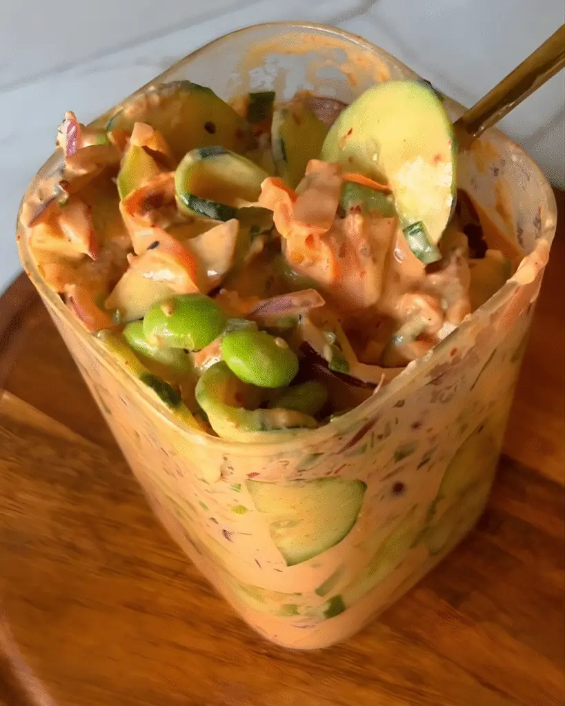 Salada no pote fresca com molho irresistível